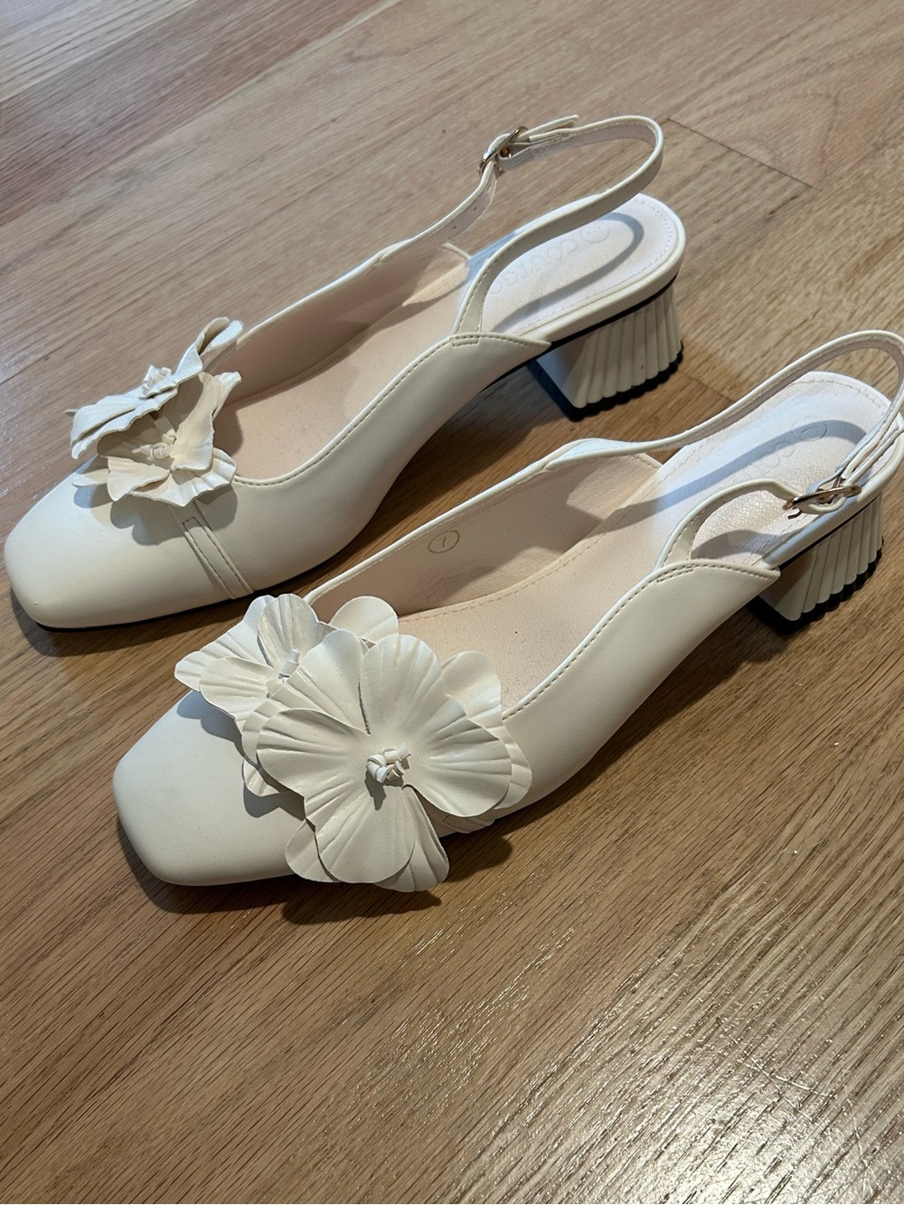 Coutgo Creamy White Floral Slingback Heels Size 7 Square Toe Chunky Heel Pumps